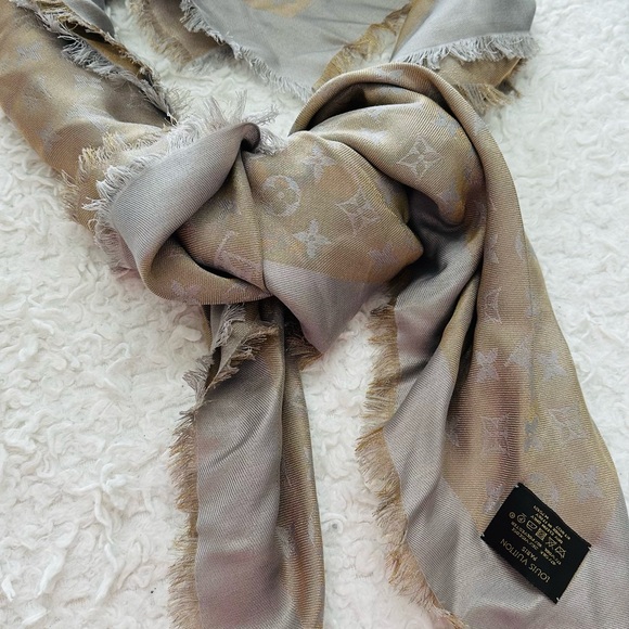 Louis Vuitton Monogram Shine Shawl - Picture 2 of 8